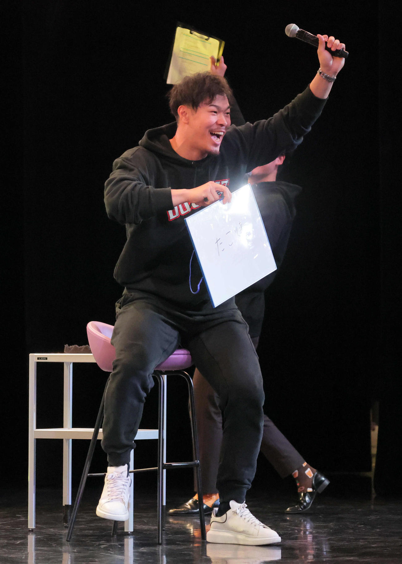 ダグアウトトークショーで笑顔を見せる佐藤輝（撮影・宮崎幸一)
