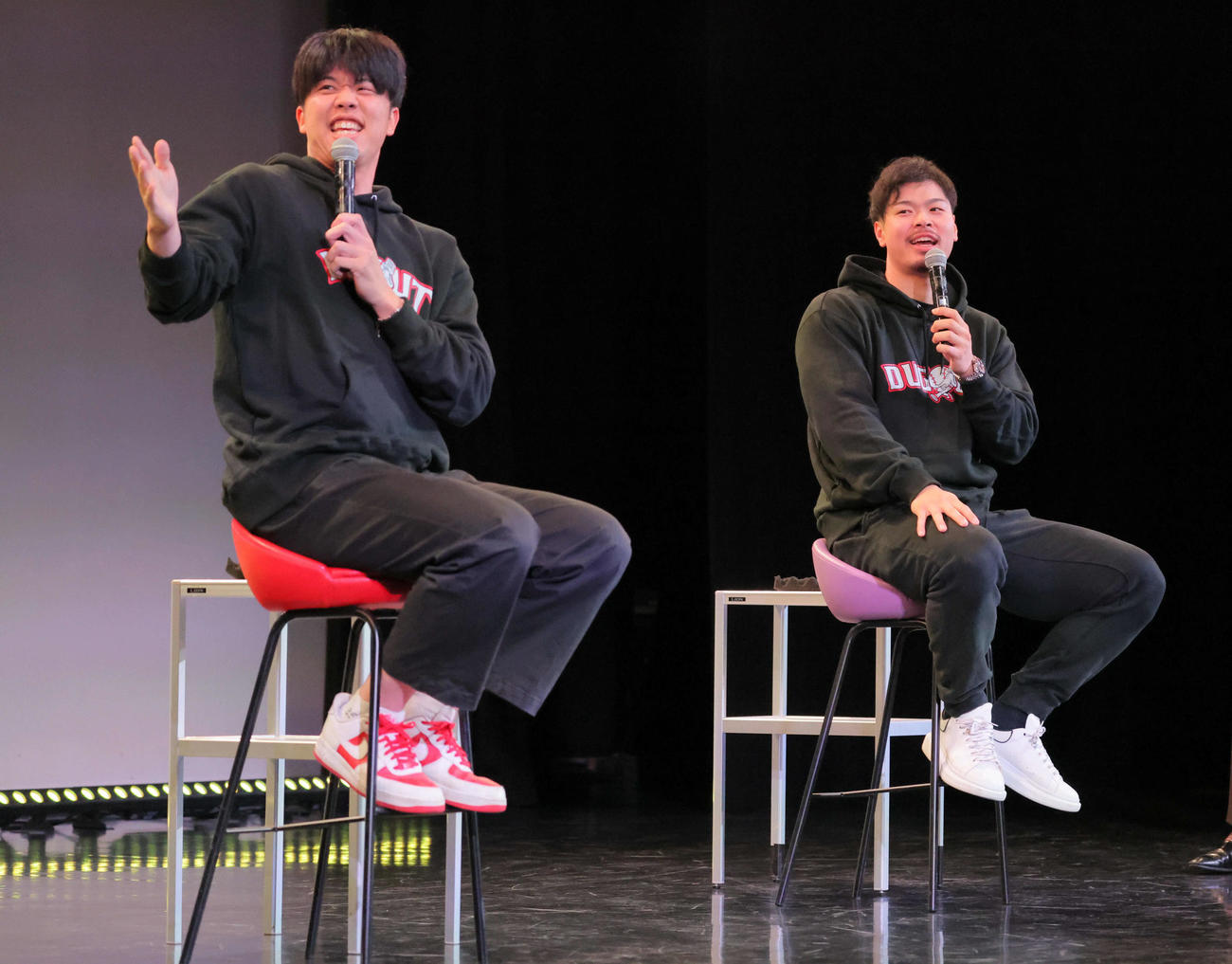 ダグアウトトークショーで盛り上がる才木浩人（左）と佐藤輝明（撮影・宮崎幸一)