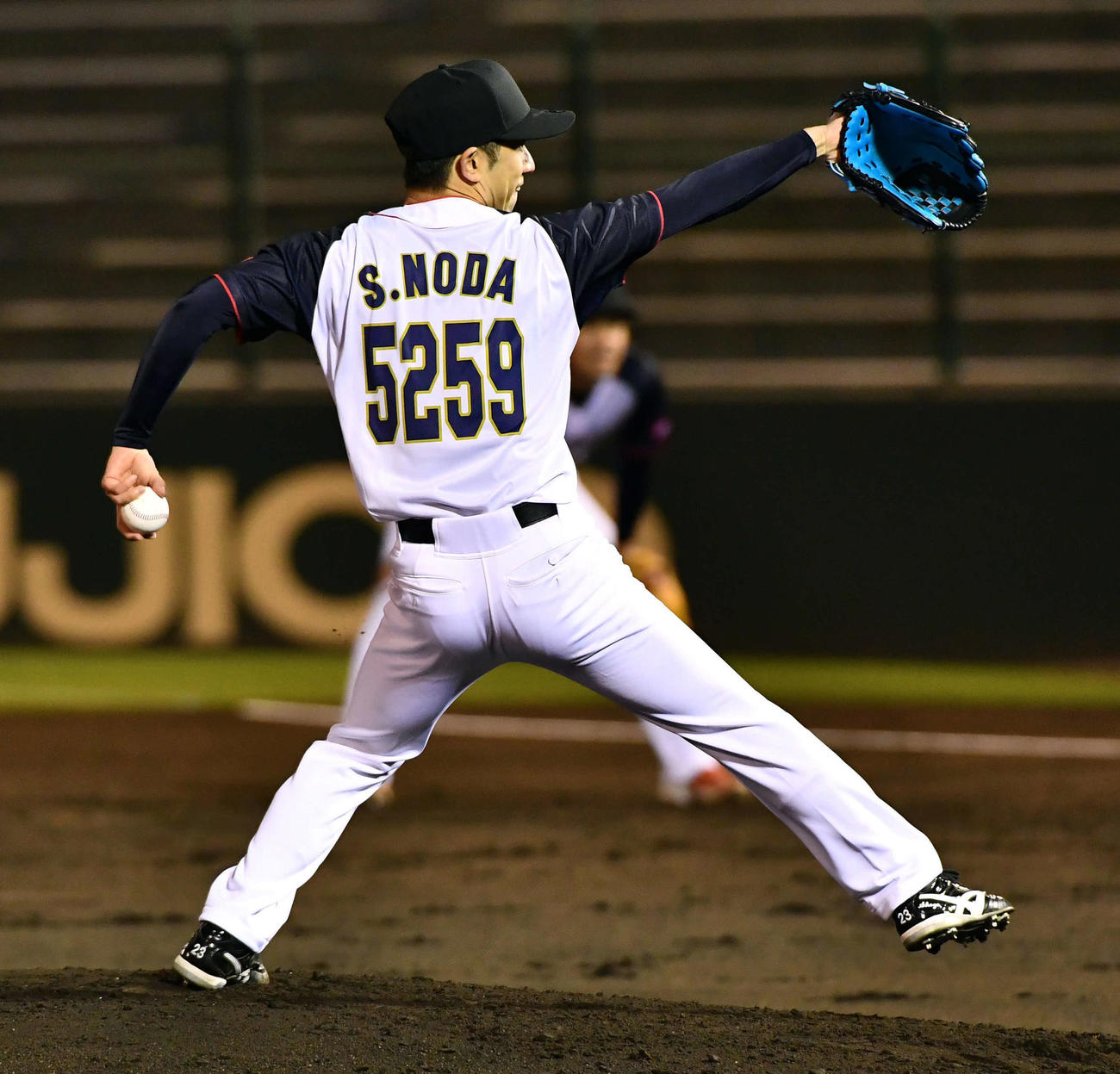 EAST HOPES対WEST DREAMS 3回表、投球する野田昇吾さん（撮影・岩下翔太）