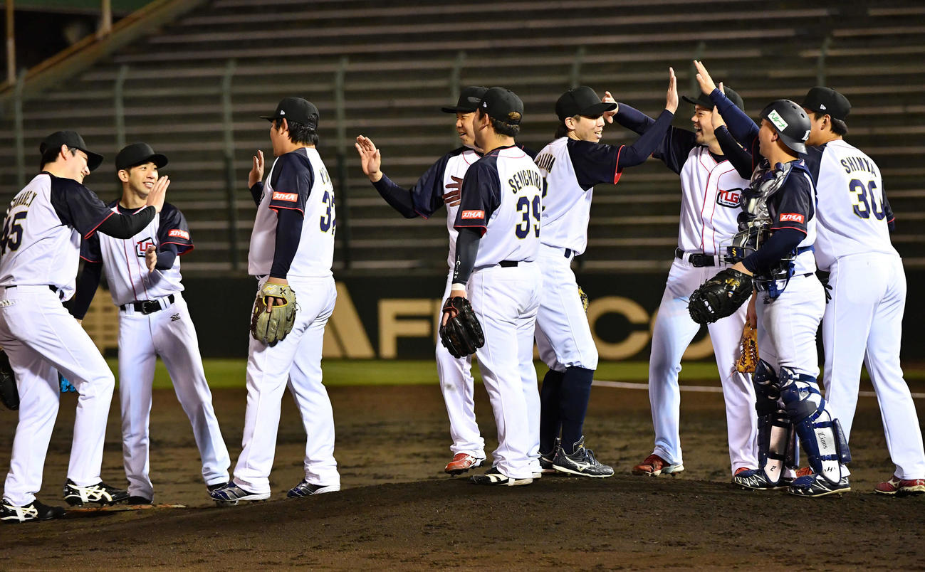 EAST HOPES対WEST DREAMS　勝利し、笑顔でハイタッチするEAST HOPESの選手たち（撮影・岩下翔太）