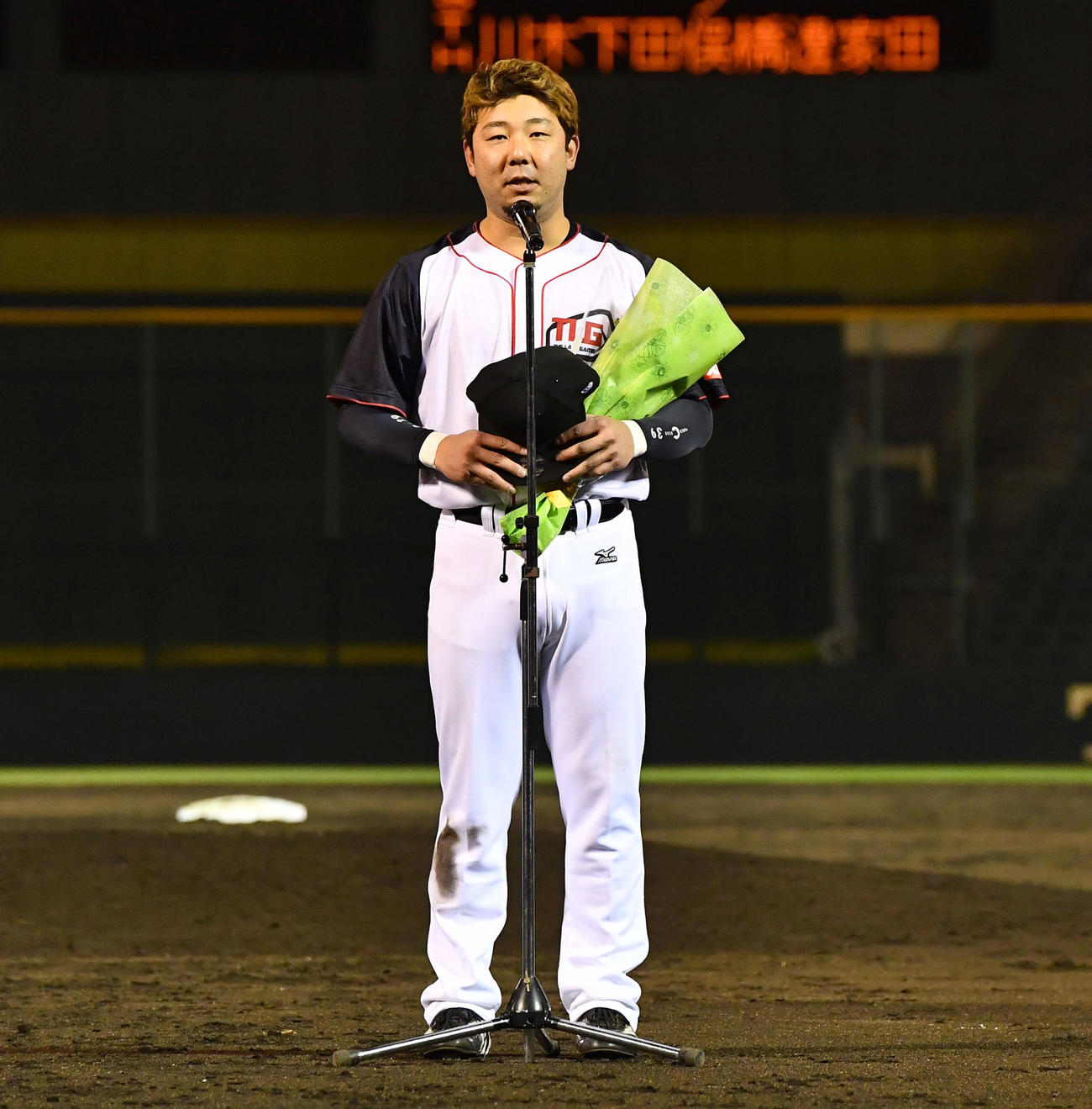 EAST HOPES対WEST DREAMS　試合後、代表してあいさつする大下誠一郎さん（撮影・岩下翔太）