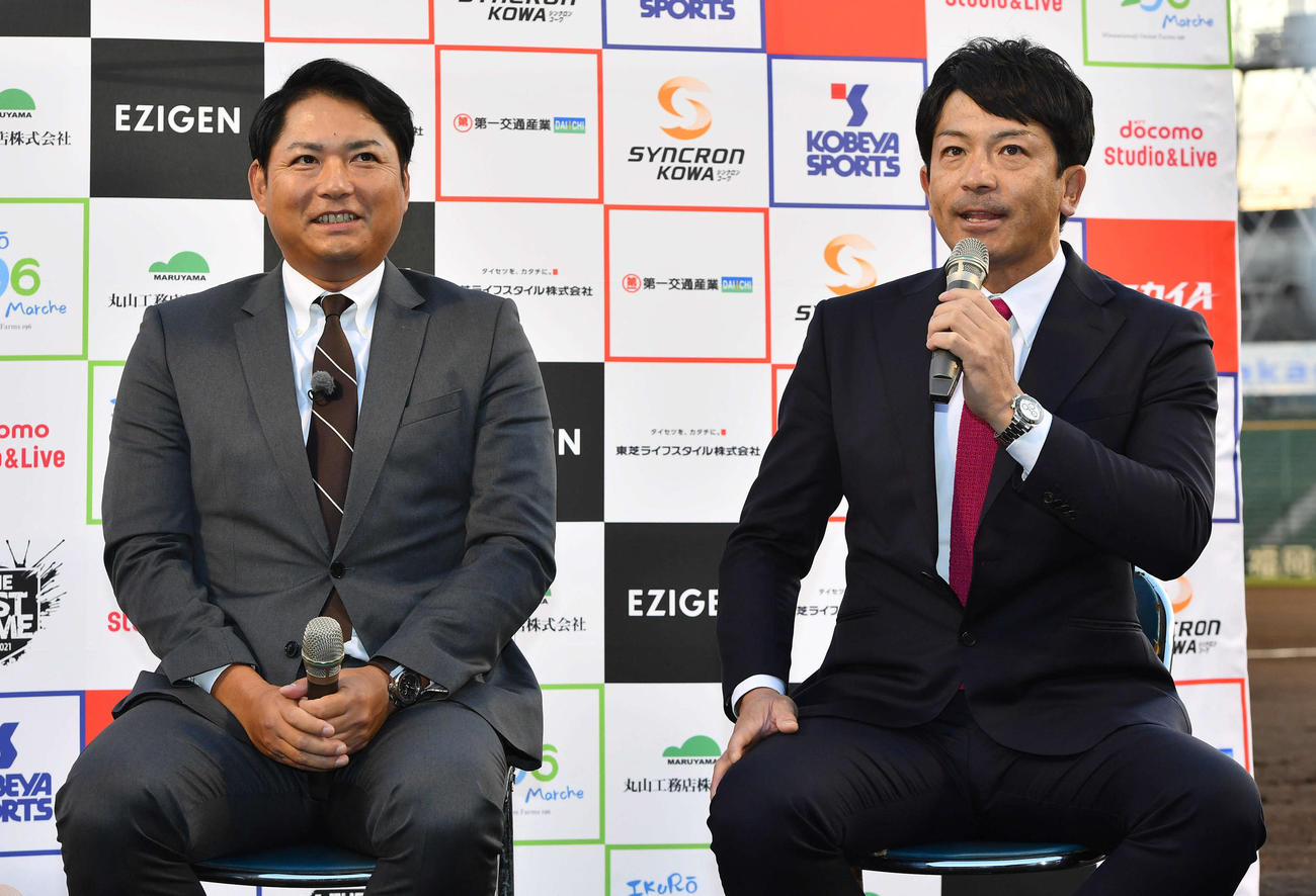 EAST HOPE対WEST DREAMS　試合前、トークショーを行う松田宣浩氏（右）と摂津正氏（撮影・岩下翔太）