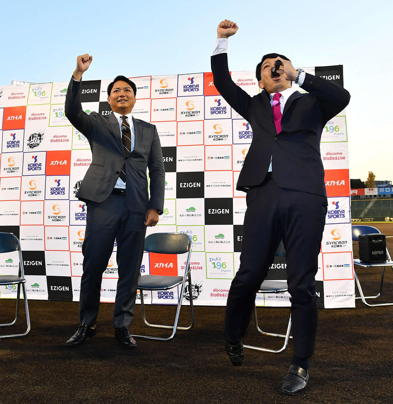 EAST HOPE対WEST DREAMS　試合前に行われたトークショーで熱男ポーズを決める松田宣浩氏（右）と摂津正氏（撮影・岩下翔太）