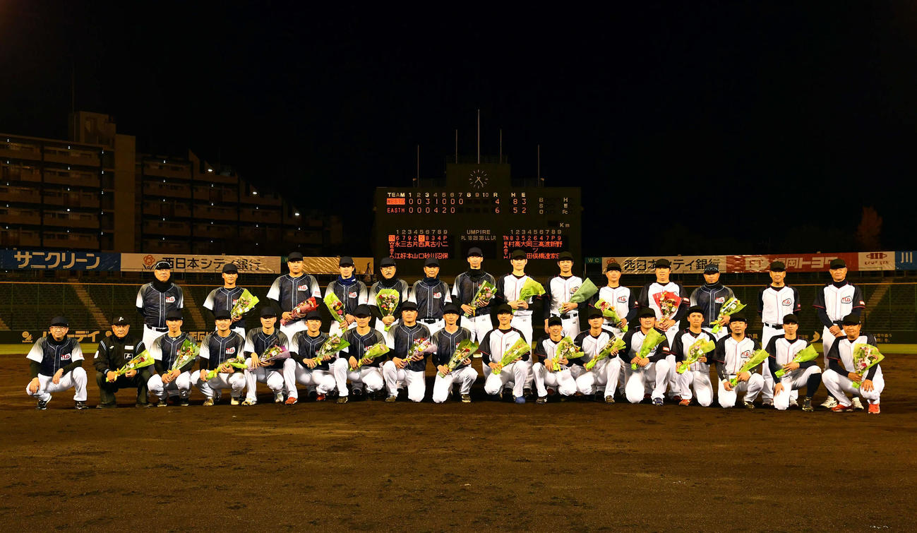 EAST HOPES対WEST DREAMS　試合後、集合写真に納まる両軍選手たち（撮影・岩下翔太）