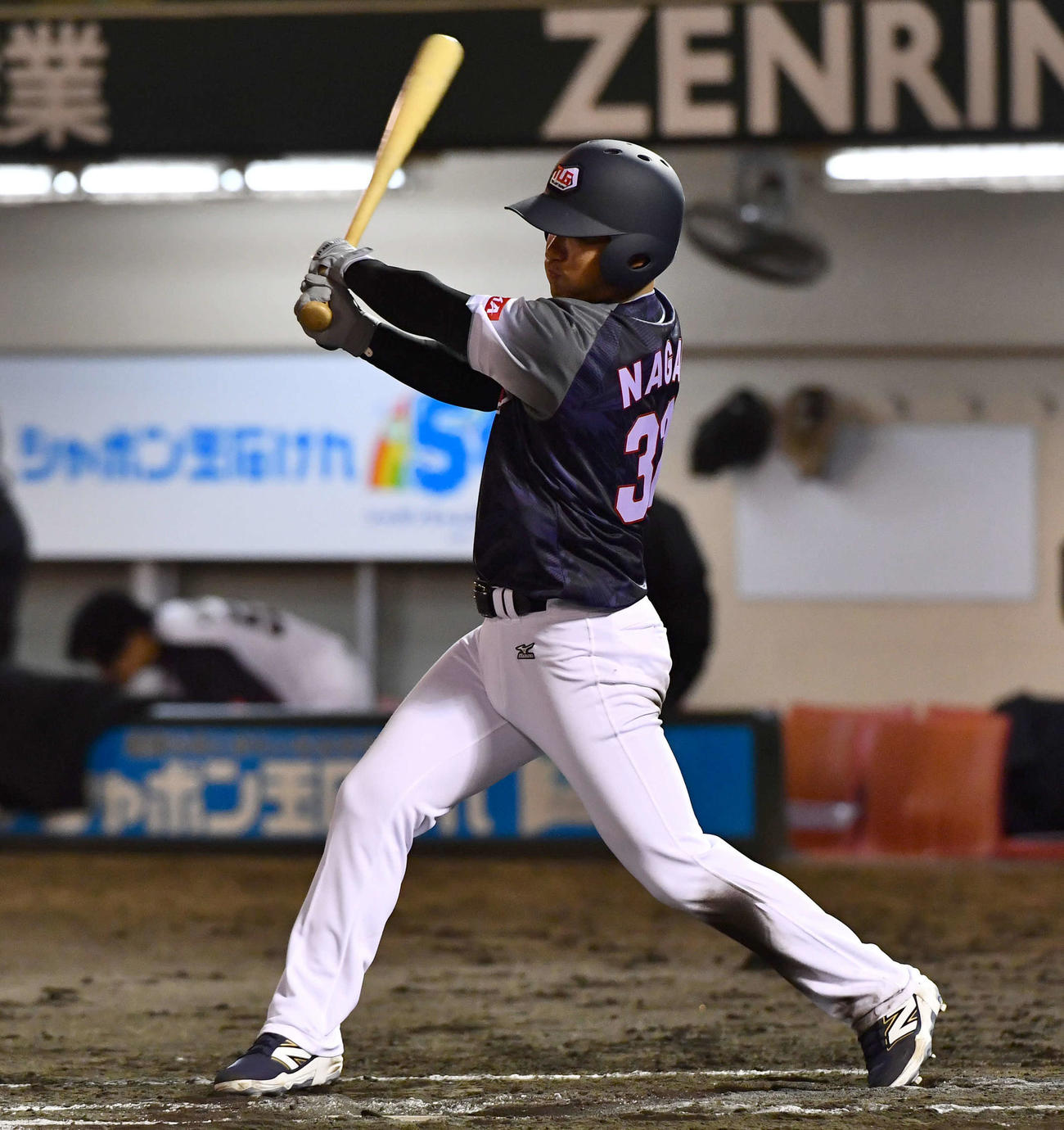 EAST HOPES対WEST DREAMS 4回表WEST2死二塁、中前適時打を放つ永江恭平さん（撮影・岩下翔太）