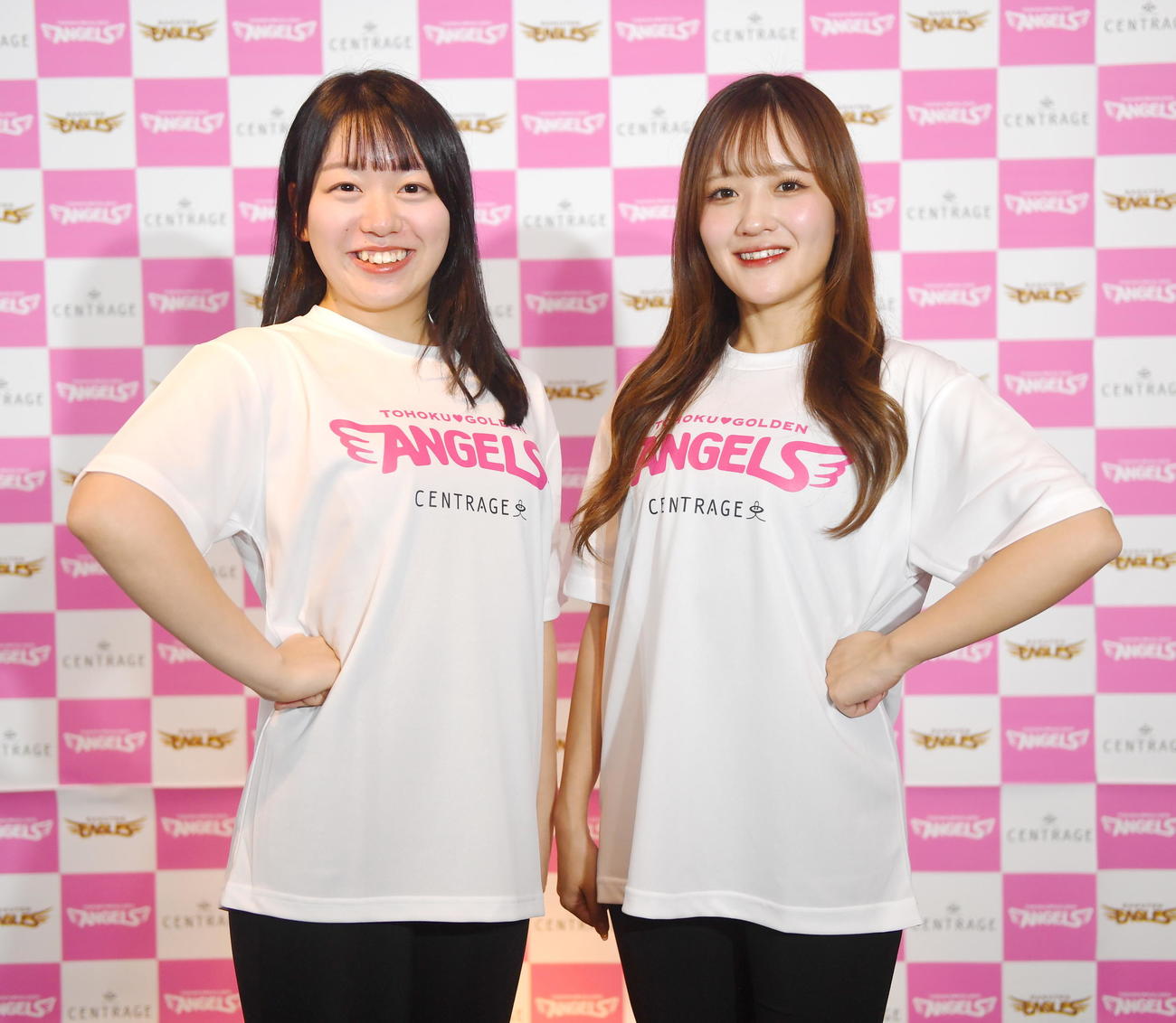 最終オーディションで合格した「東北ゴールデンエンジェルス」2026メンバーのHARUKA（右）とHANA（撮影・山田愛斗）