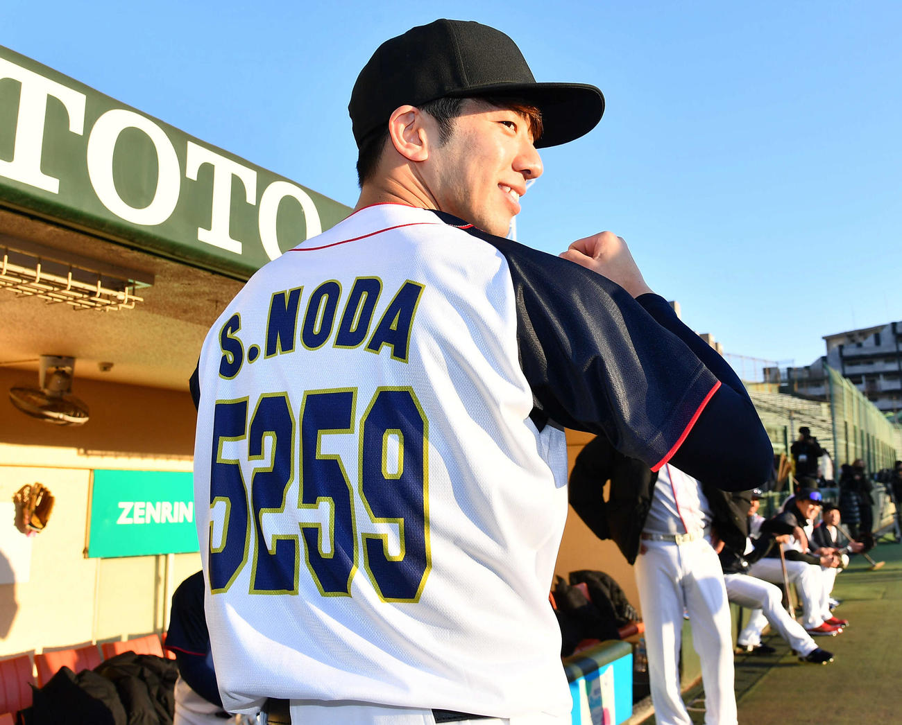 EAST HOPE対WEST DREAMS　試合前、ボートレーサーの野田昇吾さん（元西武）は、登録番号の「5259」の背番号を見せる（撮影・岩下翔太）