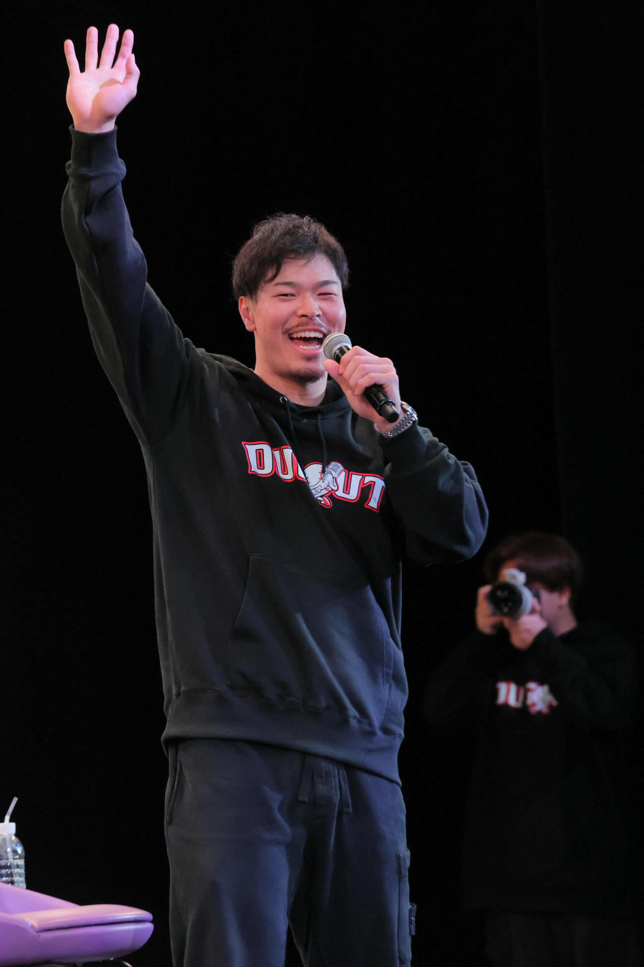 ダグアウトトークショーで笑顔を見せる佐藤輝（撮影・宮崎幸一)