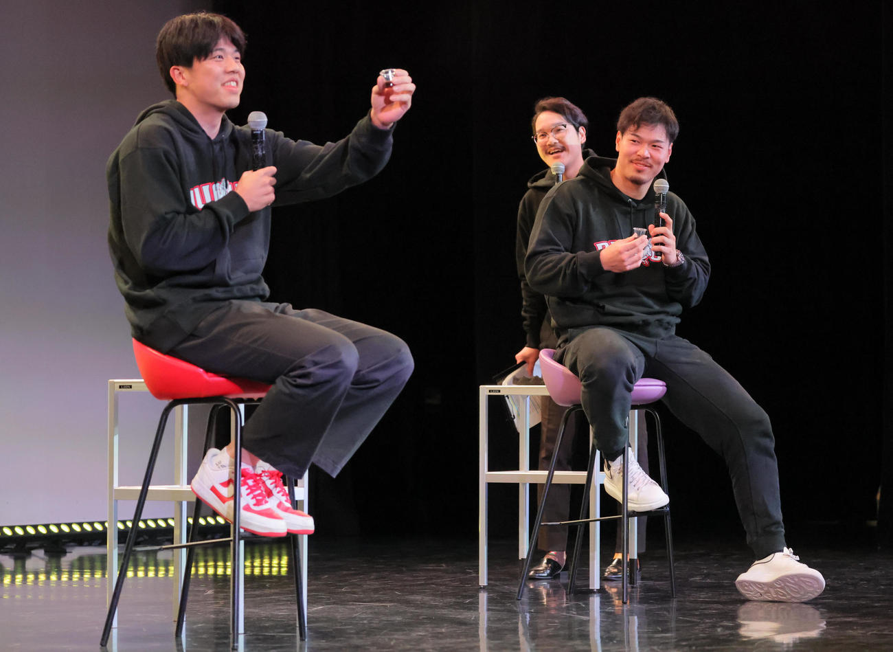 ダグアウトトークショーの罰ゲームで飲んだノニに苦悶（くもん）する才木（左）と佐藤輝（撮影・宮崎幸一)