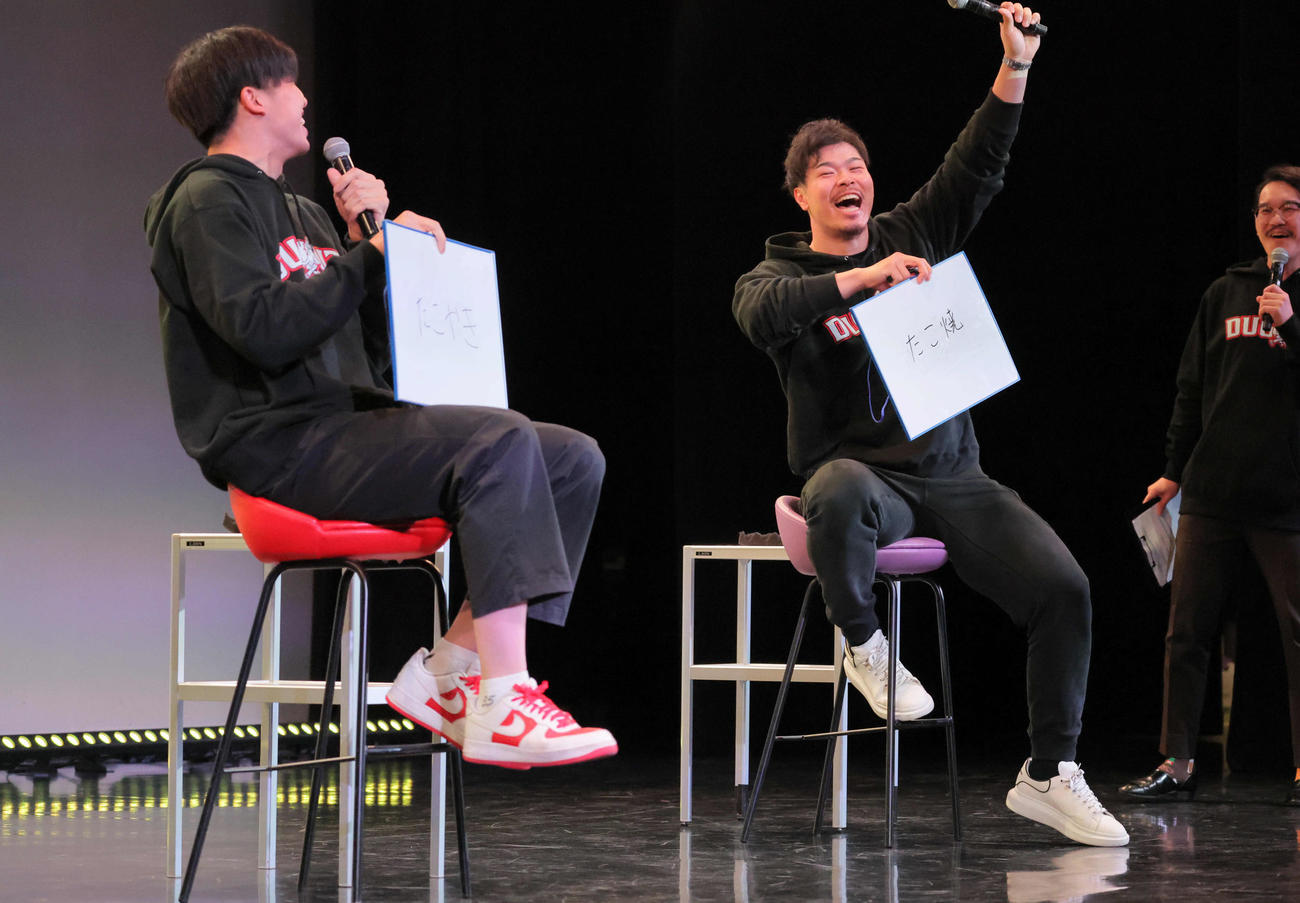 ダグアウトトークショーで盛り上がる才木浩人（左）と佐藤輝明（撮影・宮崎幸一)