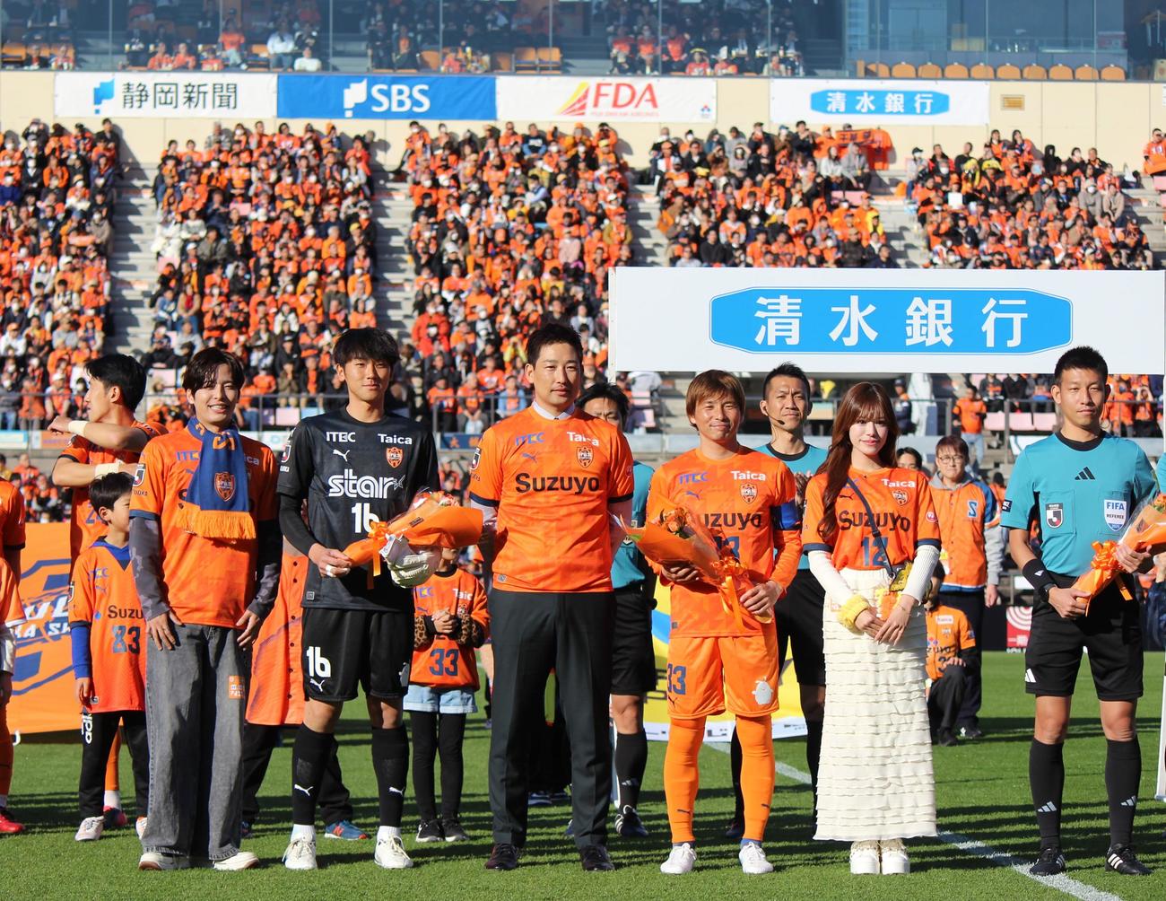 J1清水の今季最終戦で親交のあるMF乾（右から3人目）に花束を渡した阪神岩崎（中央）（撮影・柏原誠）