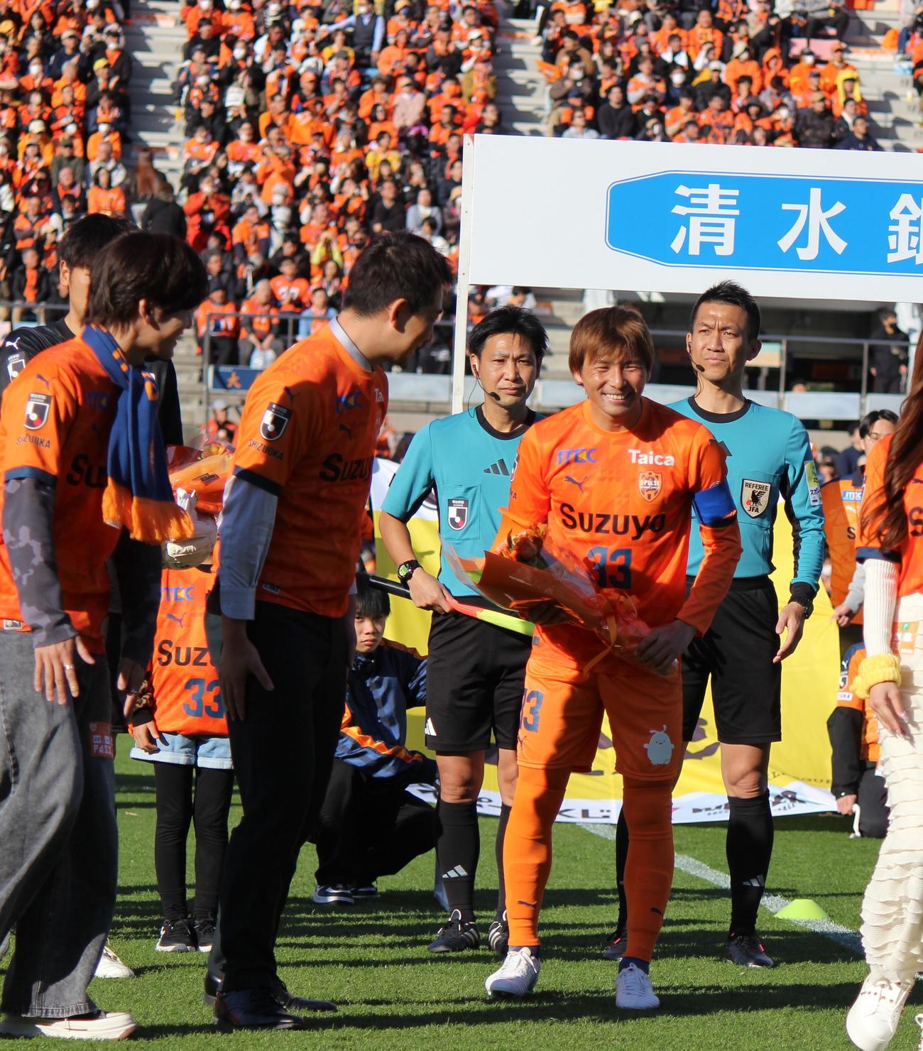 J1清水の今季最終戦で親交のあるMF乾（右）に花束を渡した阪神岩崎（撮影・柏原誠）