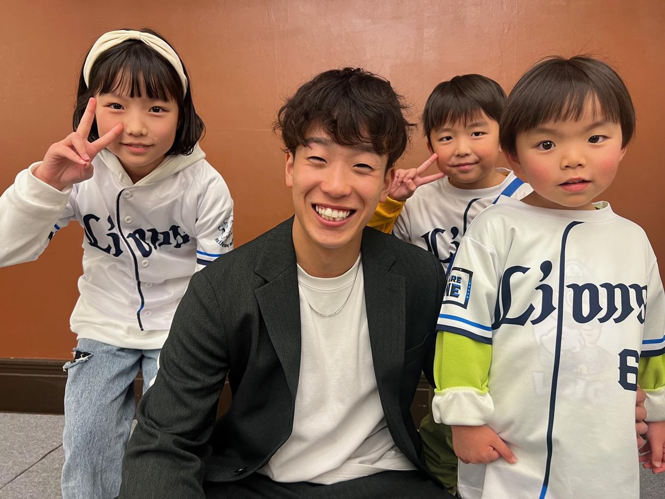 「なつおファン3きょうだい」に囲まれる西武滝沢（撮影・金子真仁）