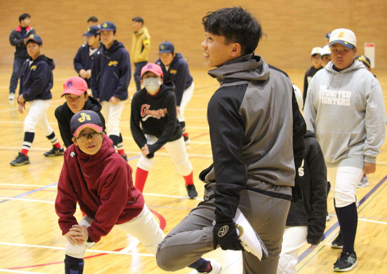 地元上越市で少年野球教室を行う西武滝沢（撮影・金子真仁）