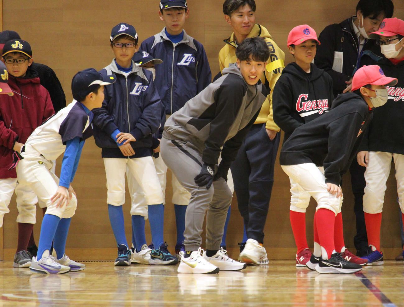地元上越市で少年野球教室を行う西武滝沢（撮影・金子真仁）