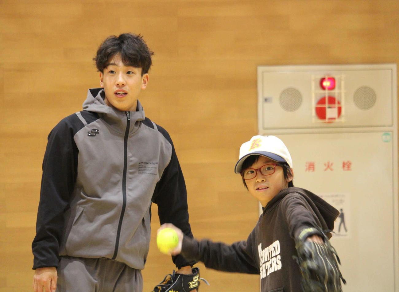 地元上越市で少年野球教室を行う西武滝沢（撮影・金子真仁）