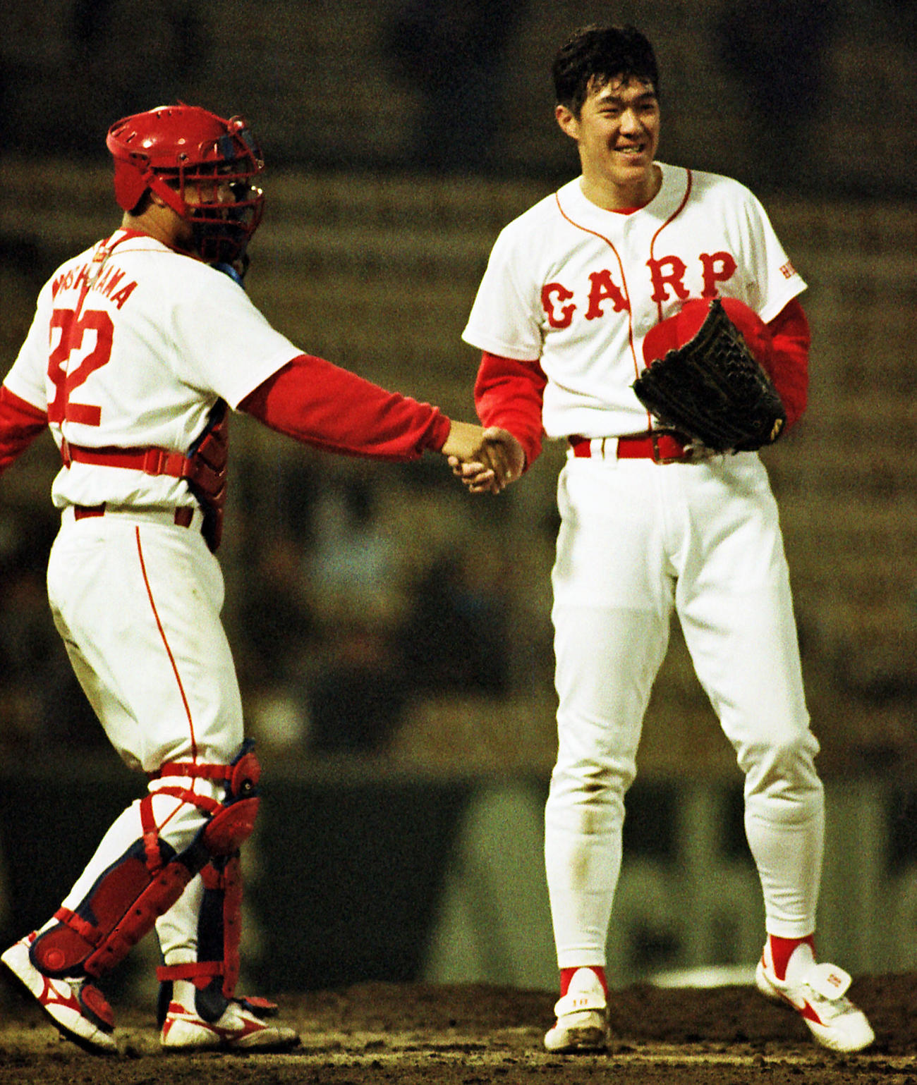 西山秀二（左）と握手する佐々岡真司（1996年撮影）