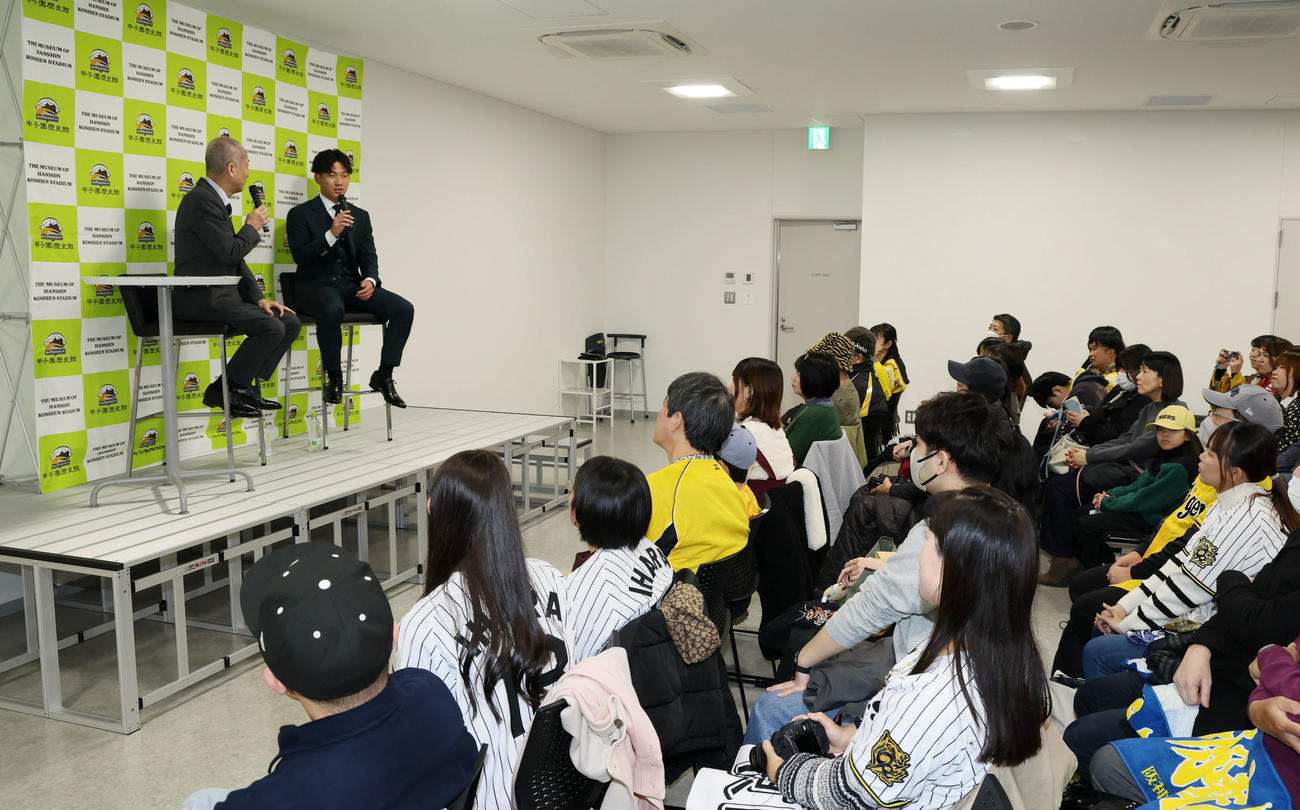 甲子園歴史館でトークショーを行った阪神伊原。左はフリーアナウンサーの中井雅之さん（撮影・加藤哉）