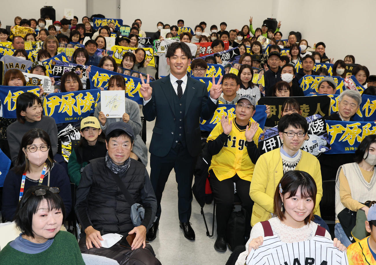 甲子園歴史館でトークショーを行いファンと記念写真に納まる阪神伊原（撮影・加藤哉）