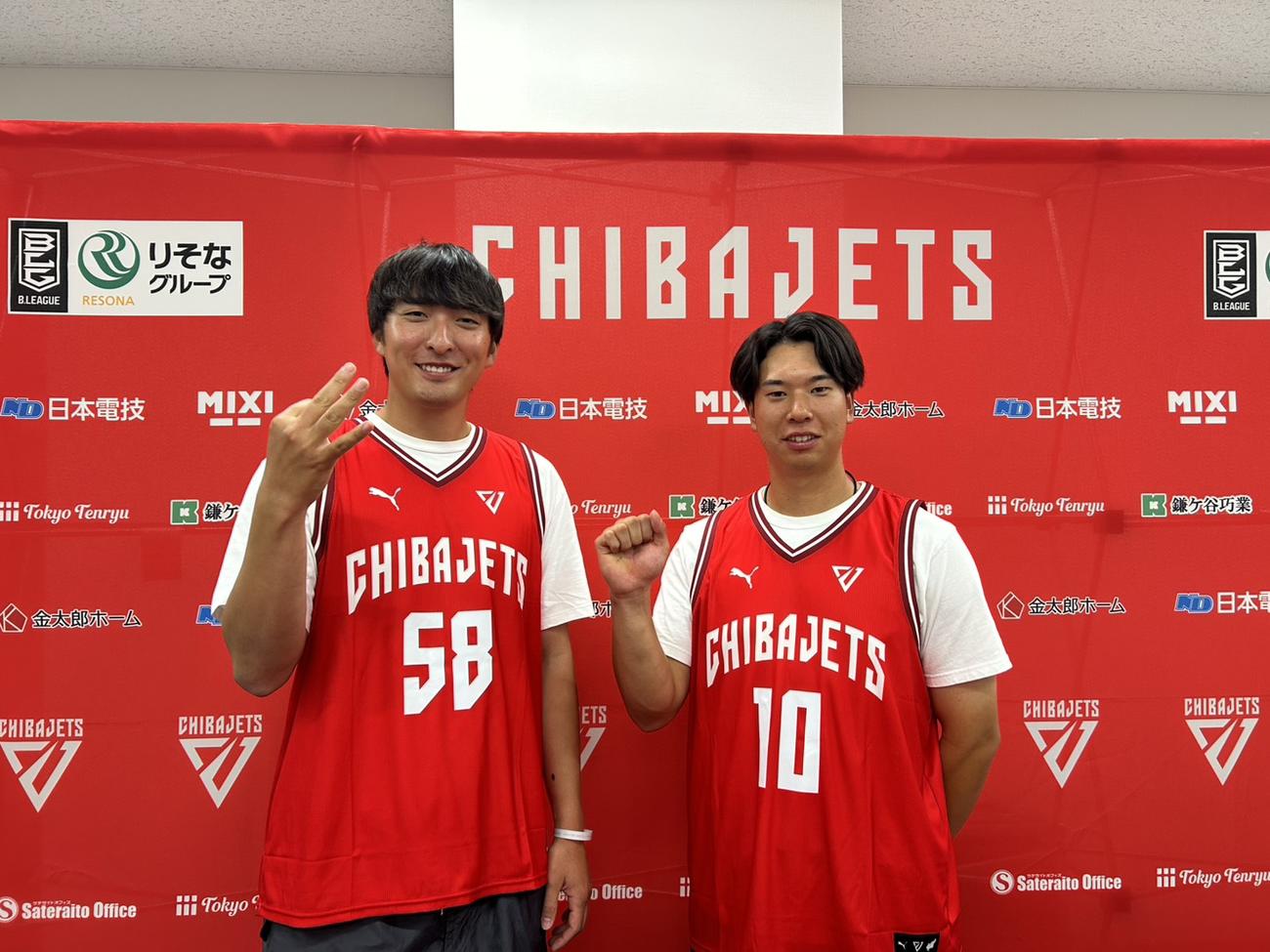 「千葉ジェッツ」のホームゲームにゲスト出演した河村（左）と上田（撮影・星夏穂）