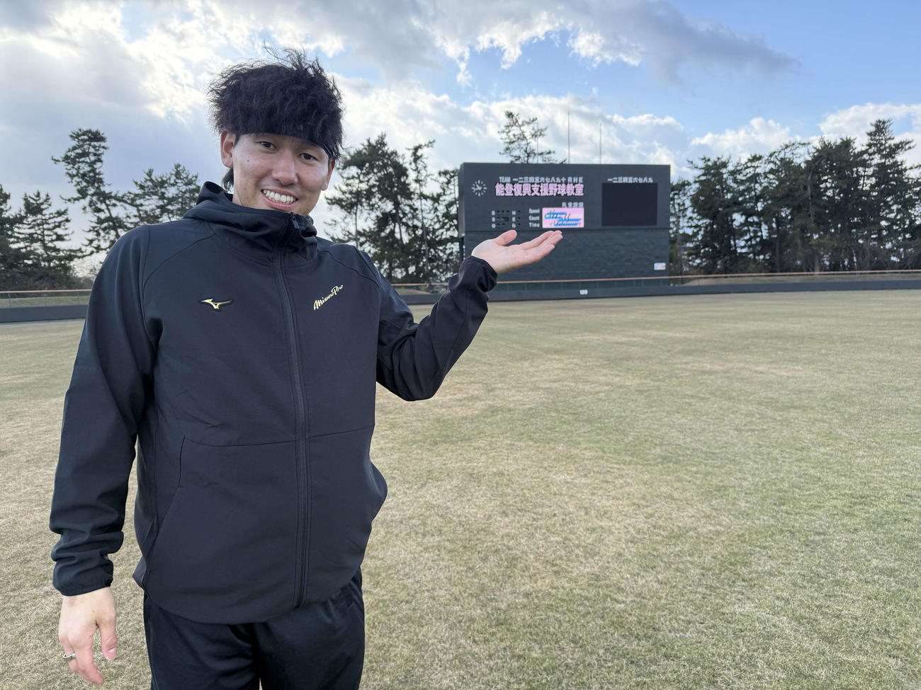能登半島珠洲市でおこなわれた野球教室に参加した高野（球団提供）