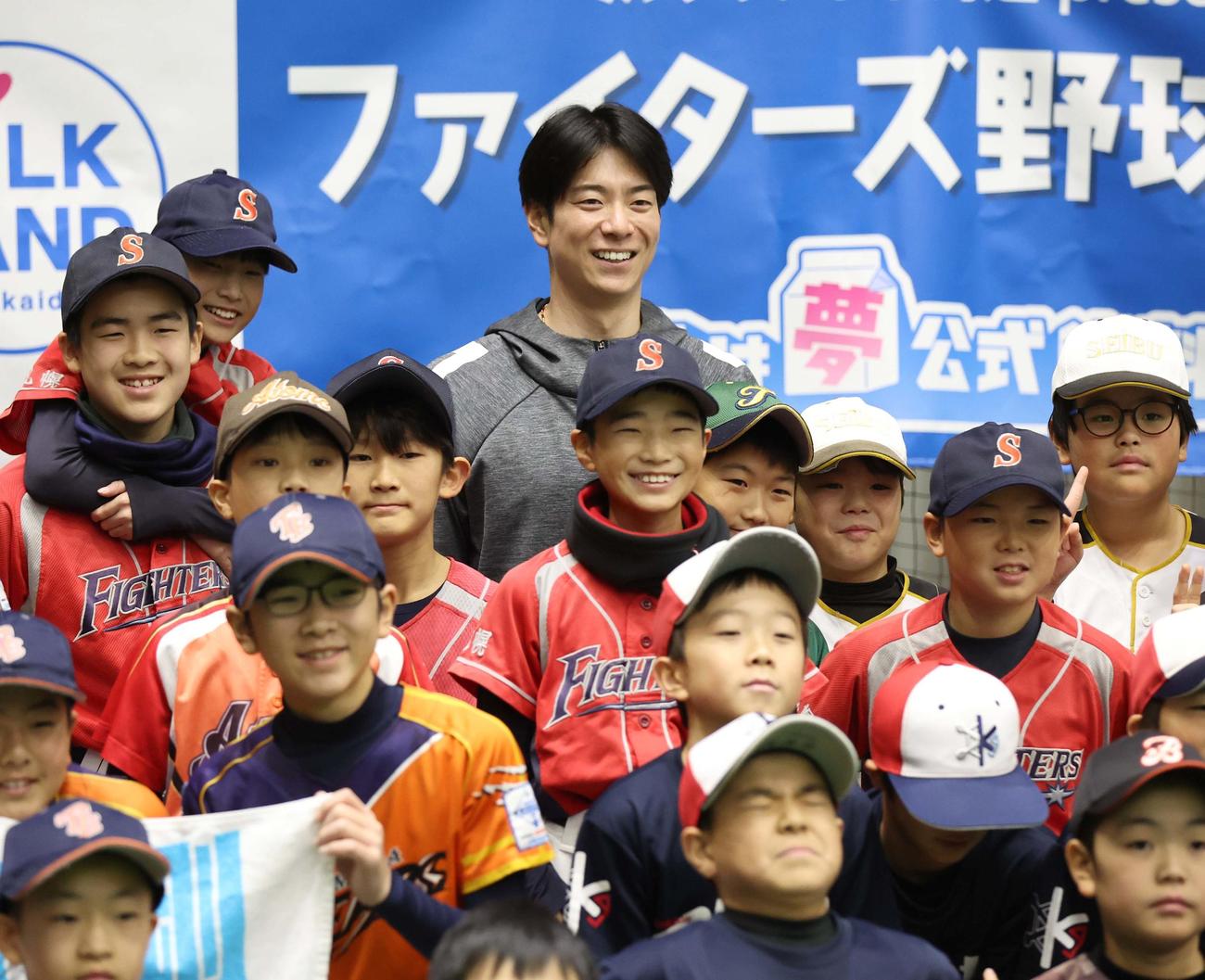 野球教室後、子どもたちと記念撮影する巨人松本（撮影・黒川智章）