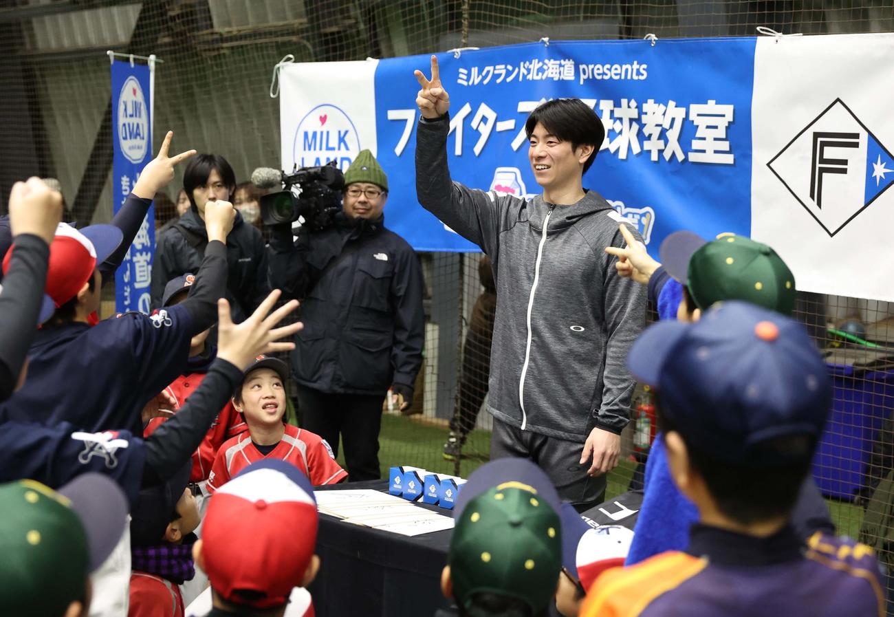 野球教室後、子どもたちとジャンケン大会をする巨人松本（撮影・黒川智章）