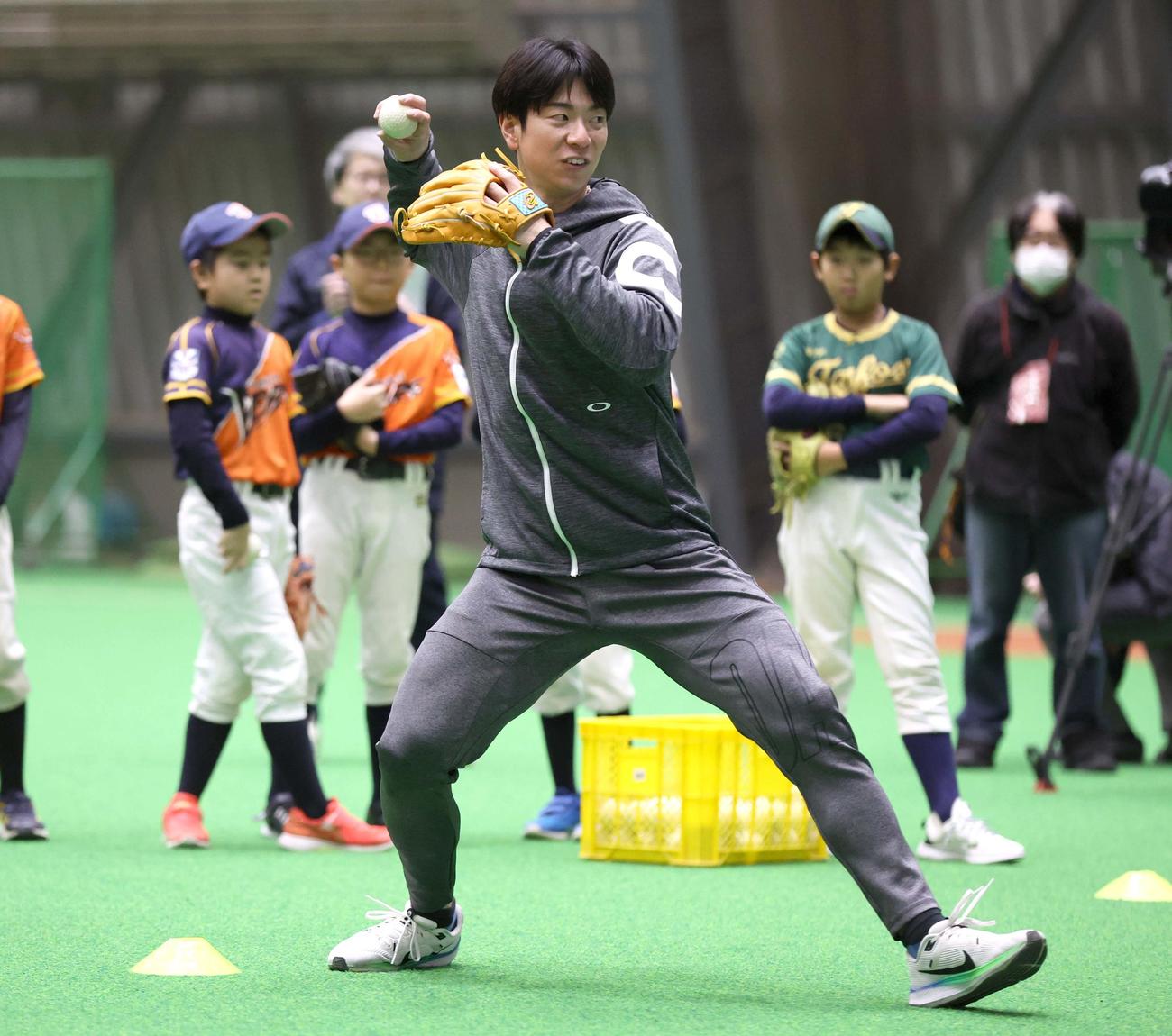 野球教室で子どもたちに送球の指導をする巨人松本（撮影・黒川智章）