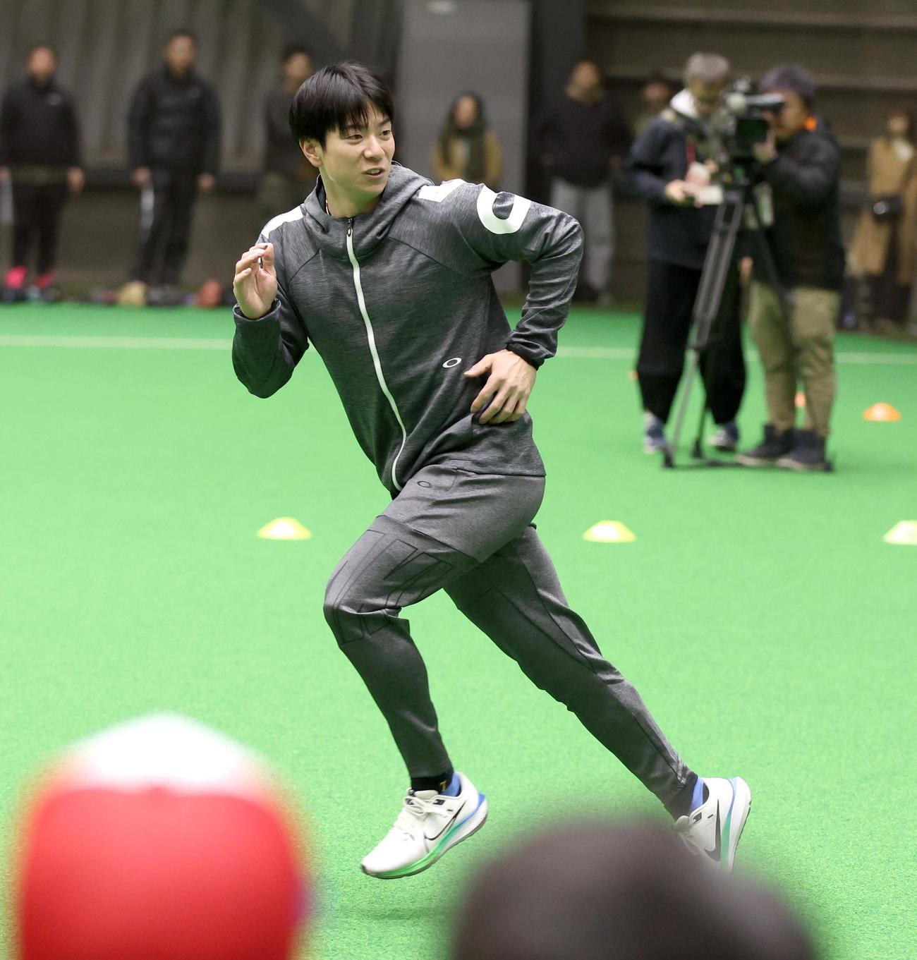 野球教室で子どもたちに走塁の指導をする巨人松本（撮影・黒川智章）