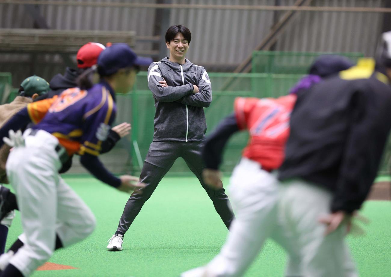 野球教室で子どもたちに走塁の指導をする巨人松本（撮影・黒川智章）