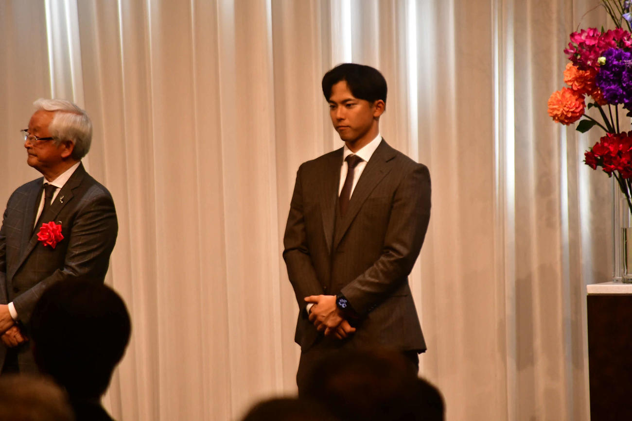 東京6大学野球連盟創設100周年記念祝賀会に出席した明大OBの宗山塁内野手（撮影・平山連）