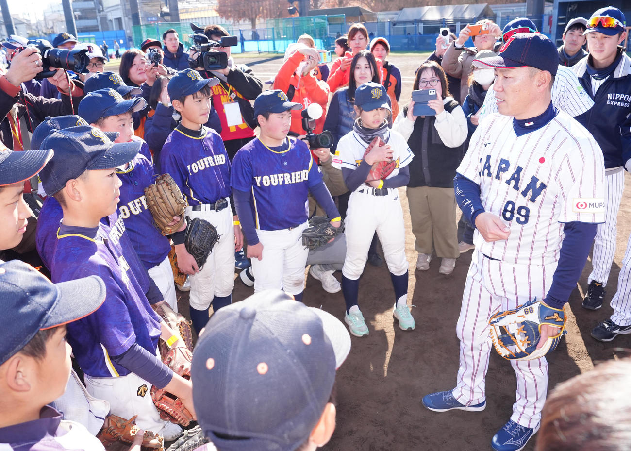 野球教室で参加者に話す侍ジャパン井端監督（右端）（撮影・江口和貴）