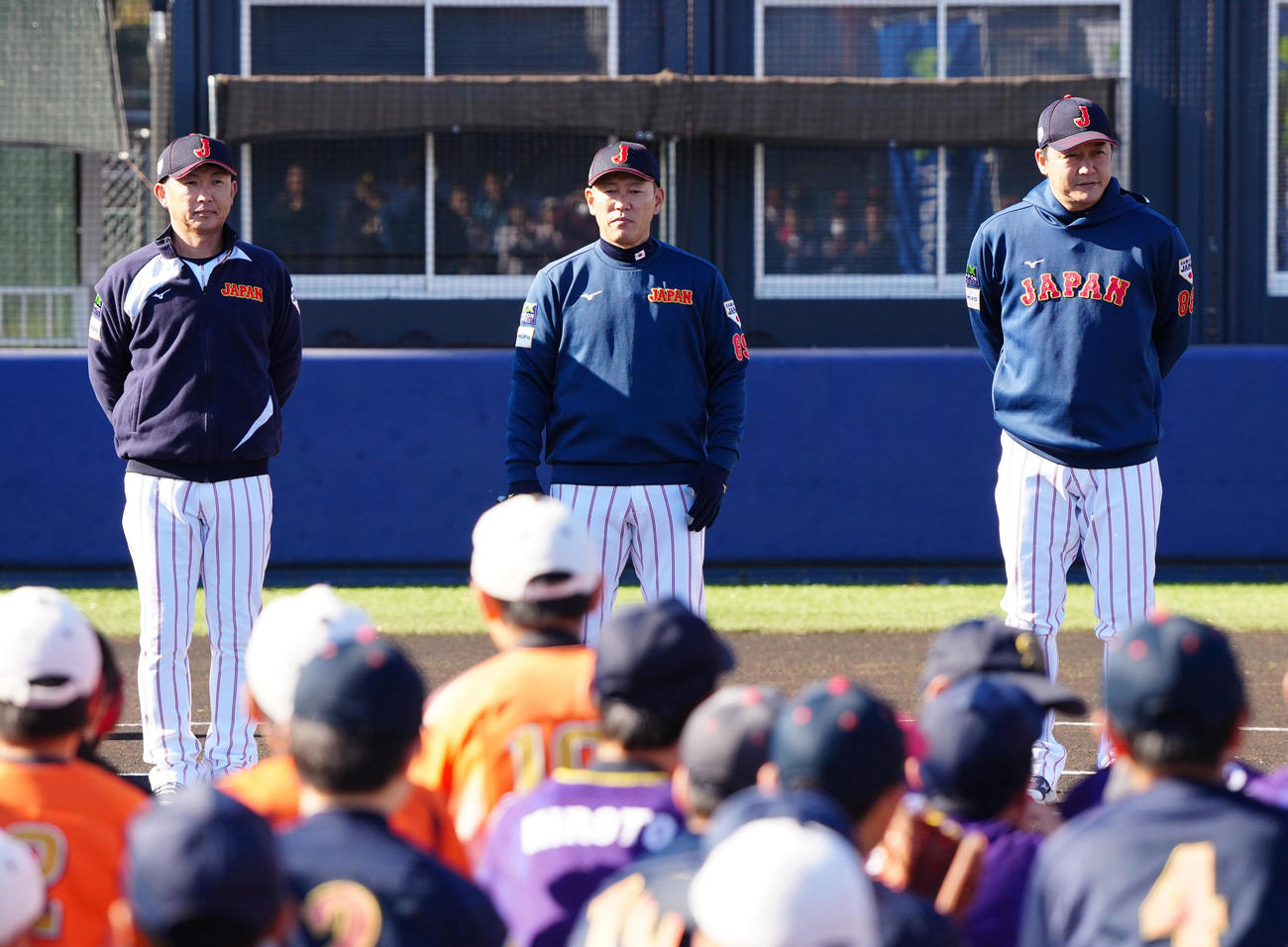 野球教室に臨む侍ジャパン井端監督（中央）。右は金子ヘッドコーチ、梵内野守備・走塁コーチ（撮影・江口和貴）