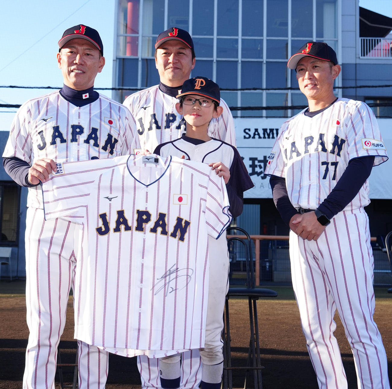 野球教室で写真に納まる、左から侍ジャパン井端監督、金子ヘッドコーチ、1人おいて梵内野守備・走塁コーチ（撮影・江口和貴）