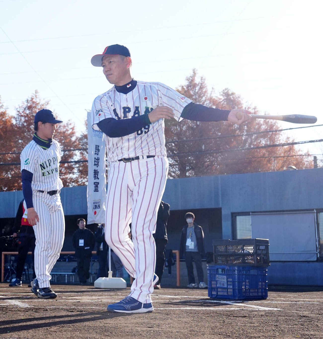 野球教室でノックする侍ジャパン井端監督（撮影・江口和貴）