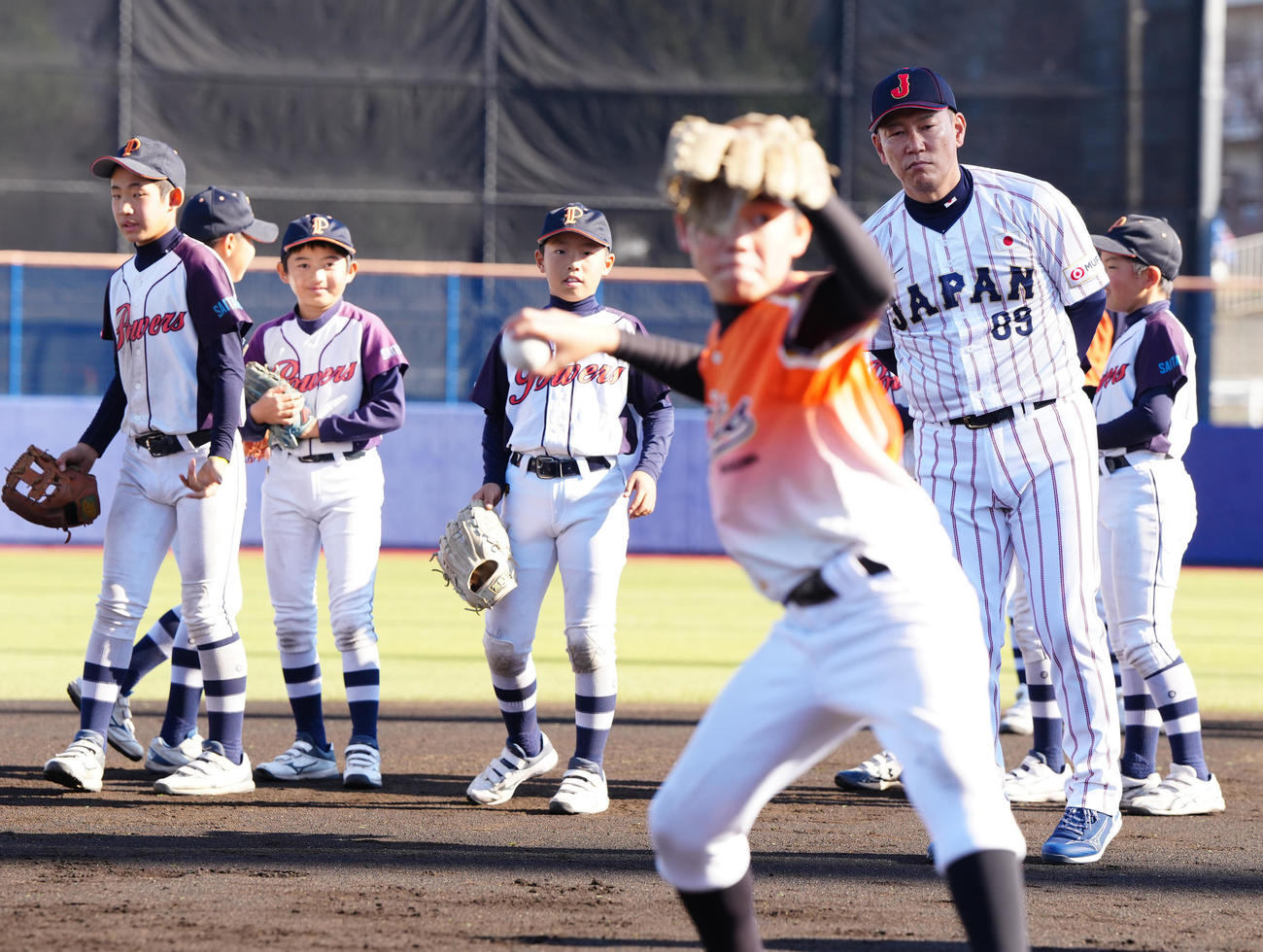 野球教室で子どもたちを見つめる侍ジャパン井端監督（右）（撮影・江口和貴）