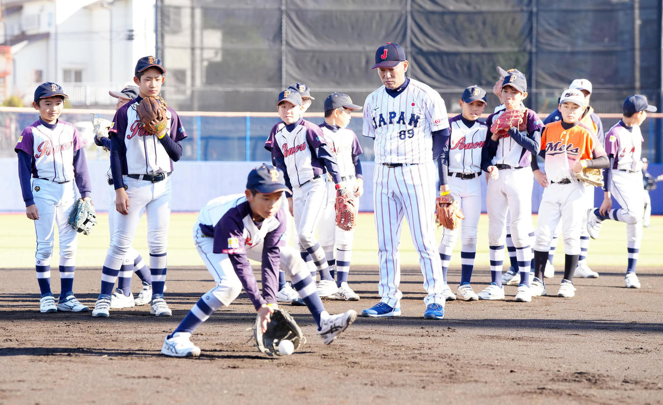 野球教室で見つめる侍ジャパン井端監督（中央）（撮影・江口和貴）