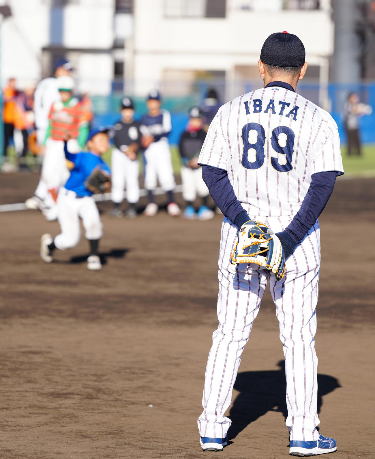 野球教室で見つめる侍ジャパン井端監督（撮影・江口和貴）