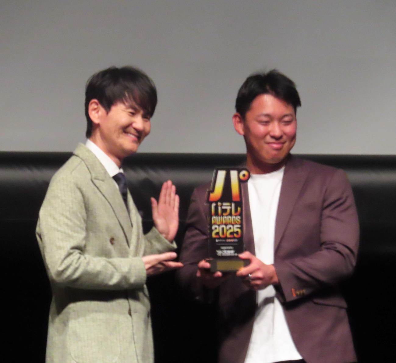 パテレアワード2025　左から南原、西武山田（撮影・北村健龍）