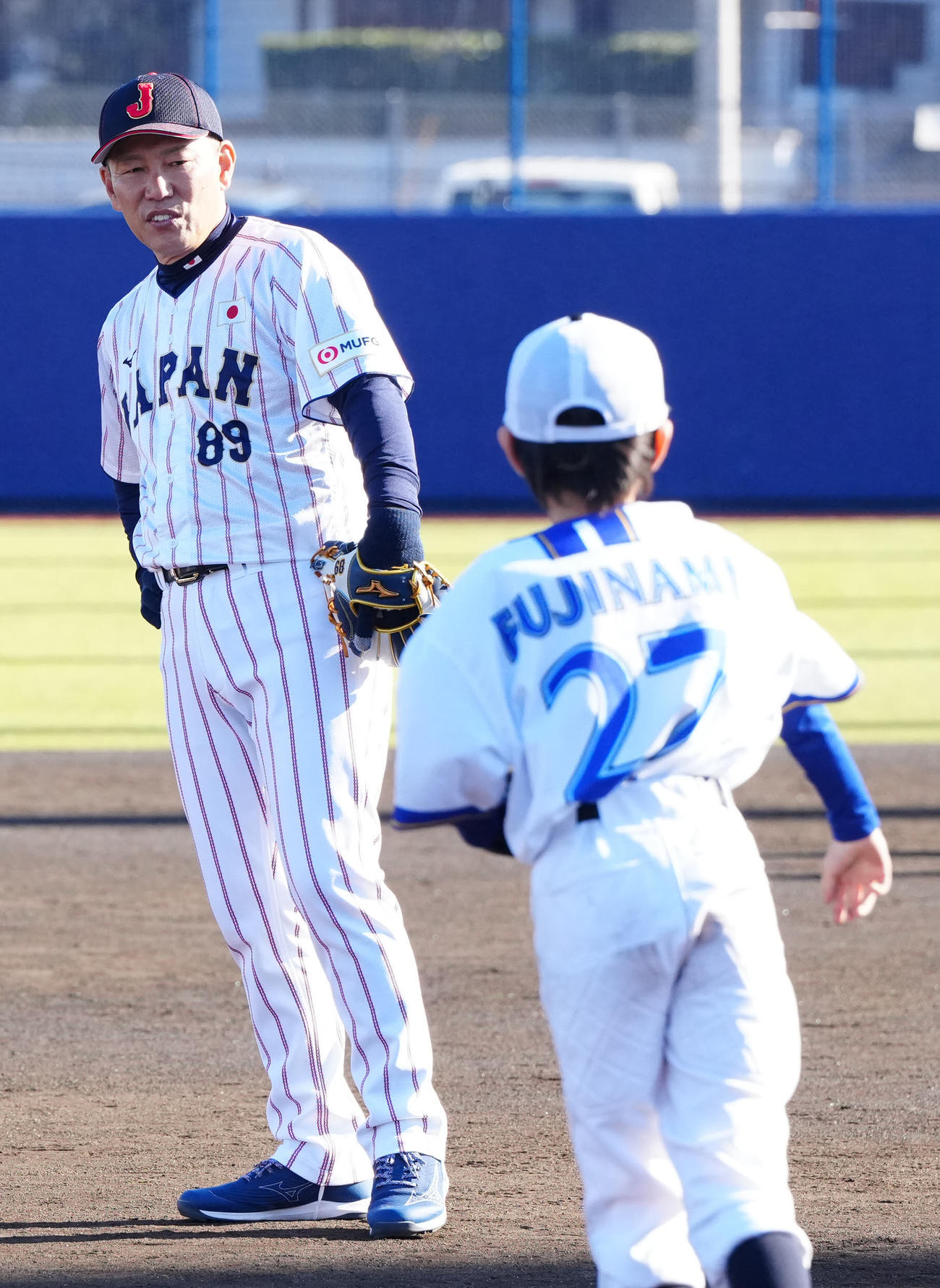 野球教室で見つめる侍ジャパン井端監督（左）（撮影・江口和貴）
