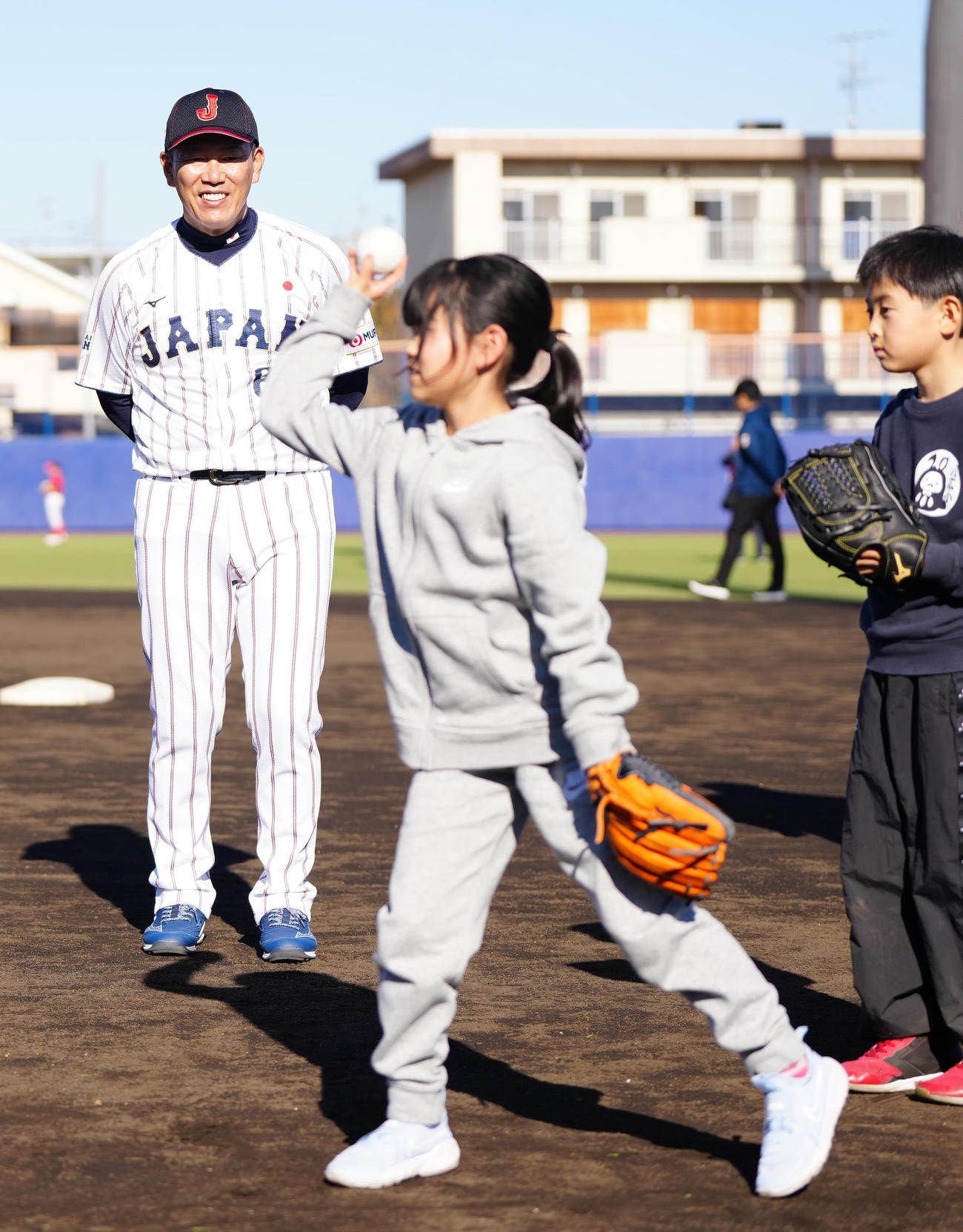 野球教室で見つめる侍ジャパン井端監督（左）（撮影・江口和貴）