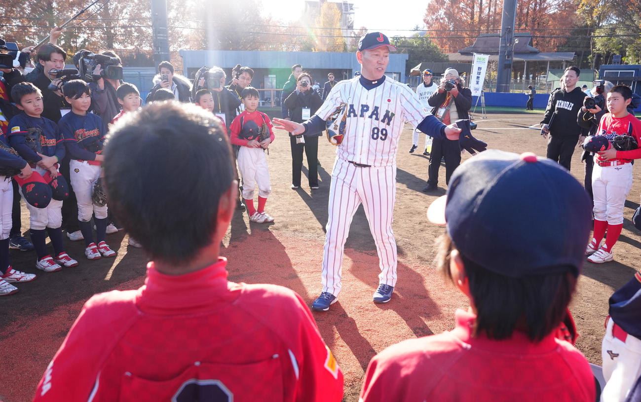 野球教室で参加者に話をする侍ジャパン井端監督（中央）（撮影・江口和貴）