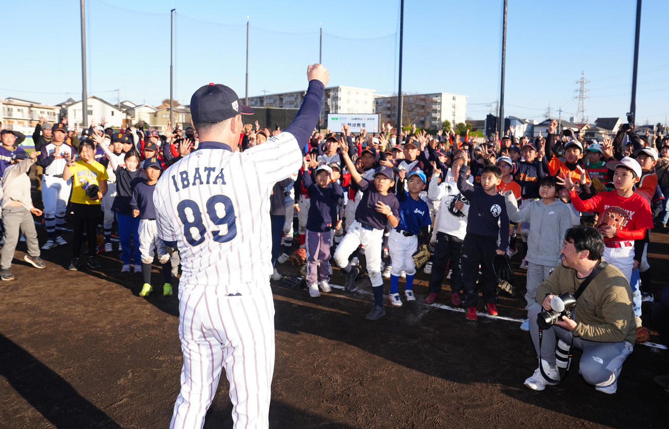 野球教室で参加者とじゃんけんする侍ジャパン井端監督（撮影・江口和貴）