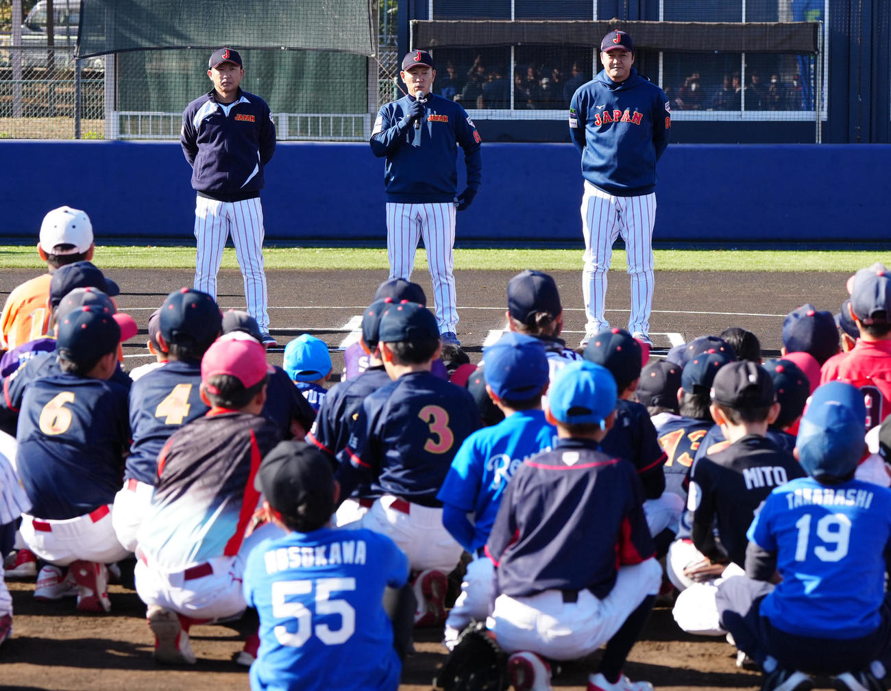 野球教室に臨む侍ジャパン井端監督（中央）。右は金子ヘッドコーチ、梵内野守備・走塁コーチ（撮影・江口和貴）