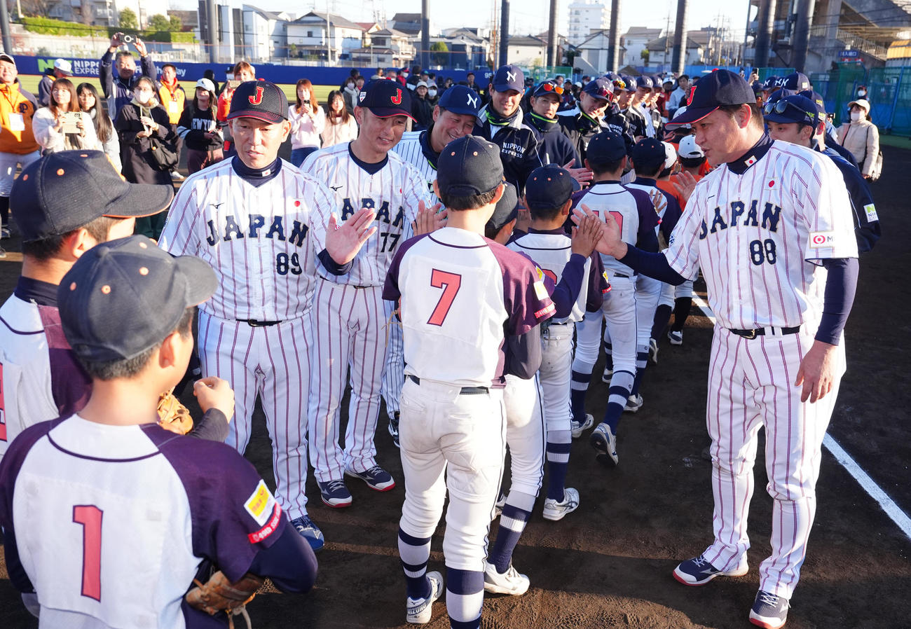 野球教室終了後、タッチを交わす侍ジャパン井端監督（中央左）（撮影・江口和貴）