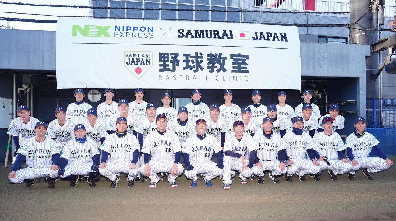 野球教室で日本通運の選手たちと写真に納まる侍ジャパン井端監督（前列左から人5目）ら（撮影・江口和貴）
