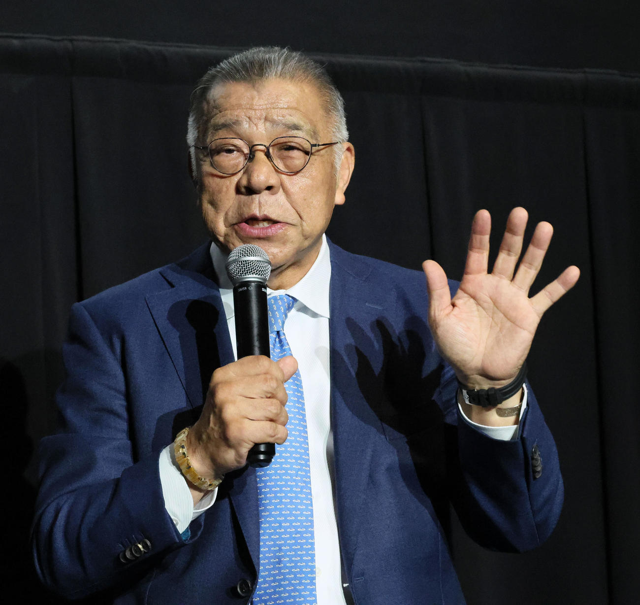 映画「栄光のバックホーム」の舞台あいさつで思い出を語る掛布氏（撮影・加藤哉）