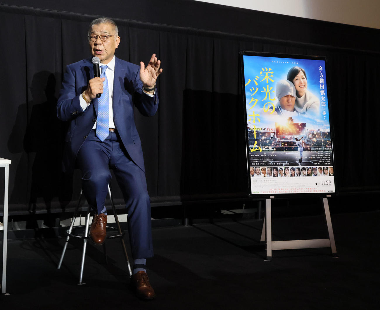 映画「栄光のバックホーム」の舞台あいさつで思い出話を語る掛布氏（撮影・加藤哉）