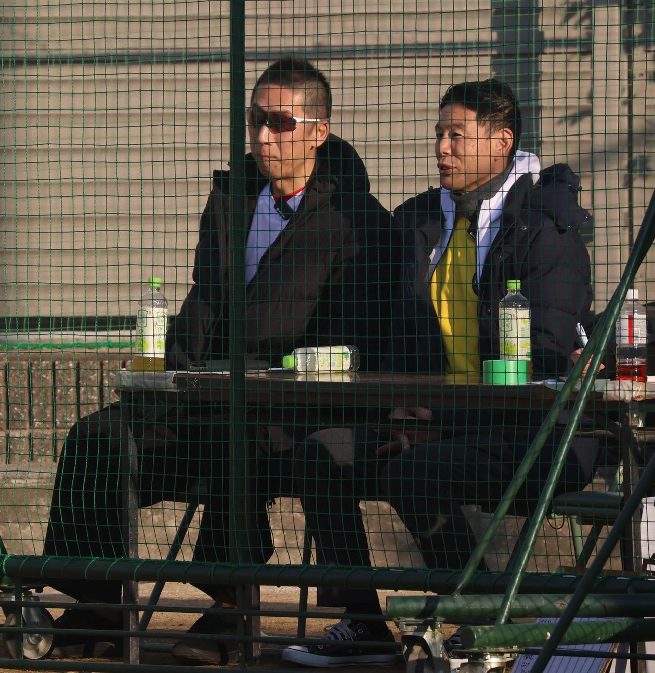 第1回今岡真訪杯決勝　吉志部NEO対横堤ジュニアワイルズ　試合を見守る今岡氏（左）とサンテレビ湯浅アナウンサー（撮影・塚本光）