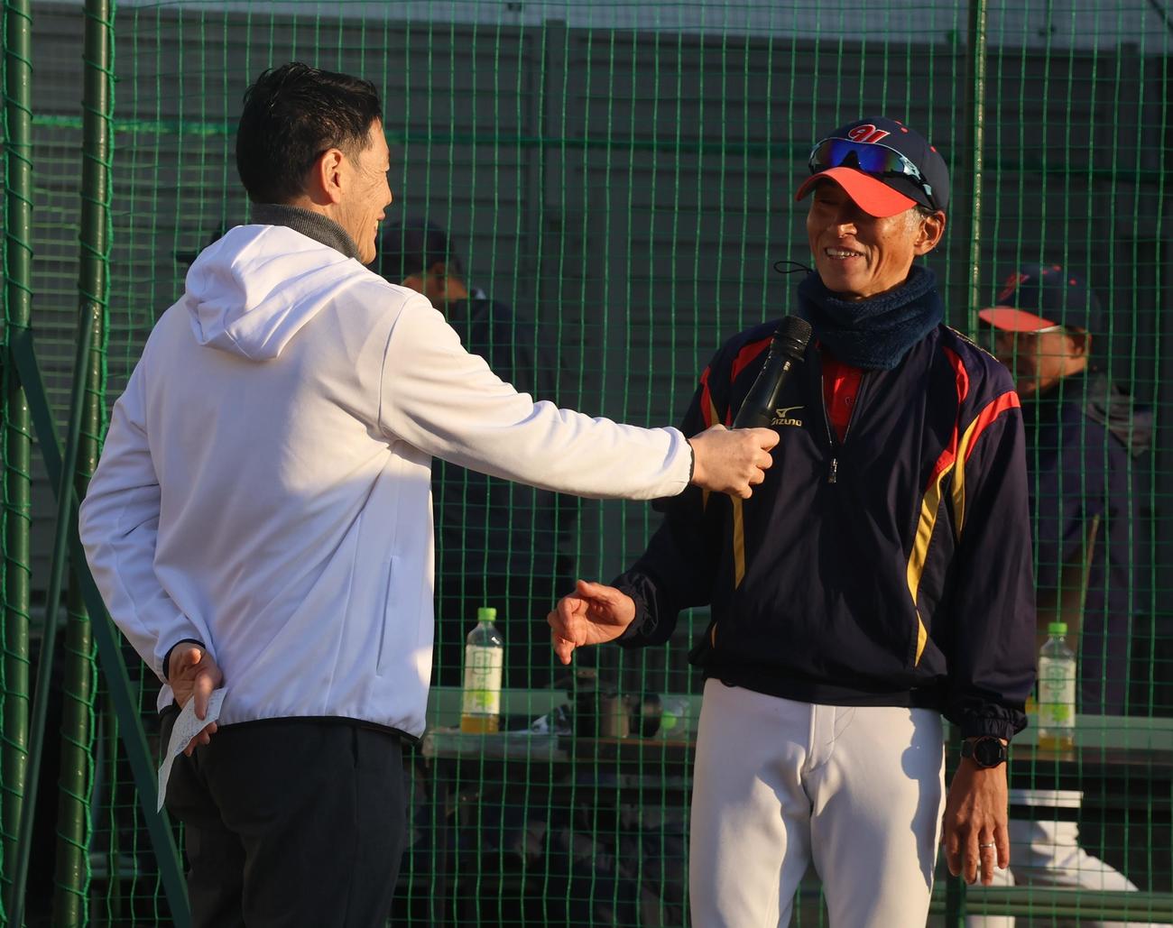 第1回今岡真訪杯で優勝し、サンテレビ湯浅アナウンサー（左）からインタビューを受ける横堤ジュニアワイルズ越智監督（撮影・塚本光）
